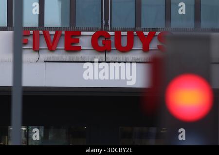 21.12.2025 , xsvx, Wirtschaft, Restaurant Five Guys, emwirt emonline, V.L. Das logo Schriftzug des Fastfood Lokals / Burgerladens / Restaurant cinq gars à Karlsruhe Symbolfoto Symbolbild Karlsruhe *** 21 12 2025 , xsvx, Economy, Restaurant cinq gars, emwirt emonline, v l le logo lettrage du restaurant de restauration rapide Burgerladens Restaurant cinq gars à Karlsruhe symbole photo symbole image Karlsruhe Banque D'Images