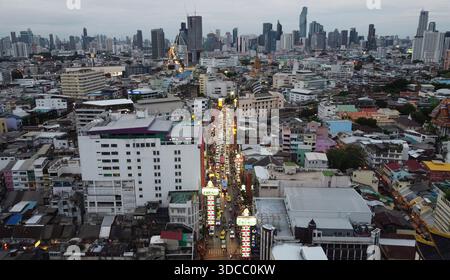 Bangkok, Thaïlande - 10 juillet 2022 : vue aérienne de la route de Yaowarat avec des panneaux colorés et des panneaux d'affichage dans le quartier animé de la ville de Chine. Banque D'Images