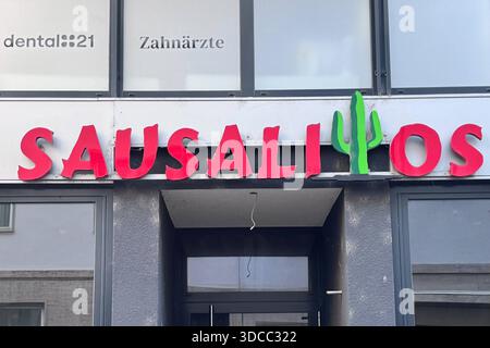 12.12.2025 , xsvx, Wirtschaft, Restaurant Sausalitos, emwirt emonline, V.L. Das logo Schriftzug des Lokals / Restaurant Sausalitos in Karlsruhe Symbolfoto Symbolbild Insolvenz insolvable geschlossen Pleite Karlsruhe *** 12 12 2025 , xsvx, Economy, Restaurant Sausalitos, emwirt emonline, v l le logo lettrage du restaurant Sausalitos à Karlsruhe symbole photo symbole image insolvabilité insolvable faillite fermée Karlsruhe Banque D'Images