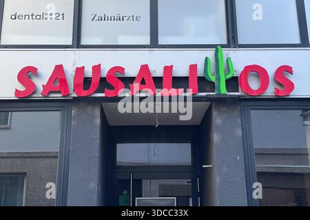 12.12.2025 , xsvx, Wirtschaft, Restaurant Sausalitos, emwirt emonline, V.L. Das logo Schriftzug des Lokals / Restaurant Sausalitos in Karlsruhe Symbolfoto Symbolbild Insolvenz insolvable geschlossen Pleite Karlsruhe *** 12 12 2025 , xsvx, Economy, Restaurant Sausalitos, emwirt emonline, v l le logo lettrage du restaurant Sausalitos à Karlsruhe symbole photo symbole image insolvabilité insolvable faillite fermée Karlsruhe Banque D'Images