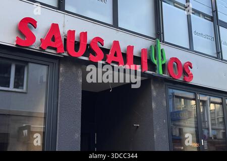 12.12.2025 , xsvx, Wirtschaft, Restaurant Sausalitos, emwirt emonline, V.L. Das logo Schriftzug des Lokals / Restaurant Sausalitos in Karlsruhe Symbolfoto Symbolbild Insolvenz insolvable geschlossen Pleite Karlsruhe *** 12 12 2025 , xsvx, Economy, Restaurant Sausalitos, emwirt emonline, v l le logo lettrage du restaurant Sausalitos à Karlsruhe symbole photo symbole image insolvabilité insolvable faillite fermée Karlsruhe Banque D'Images