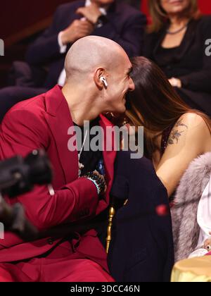 Rome, Italie. 20 décembre 2025. Rome, Achille Costacurta avec sa petite amie Rebecca quittant les studios Rai pour « danser avec les étoiles ». Crédit : Agence photo indépendante/Alamy Live News Banque D'Images