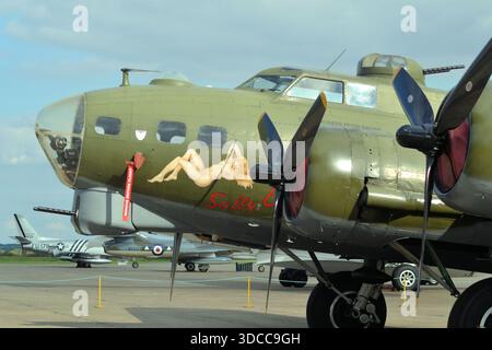 Le seul bombardier Boeing B-17 volant de la seconde Guerre mondiale en Europe, Sally B, sur la ligne de vol à l'Imperial War Museum Duxford, Cambridgeshire, Royaume-Uni Banque D'Images