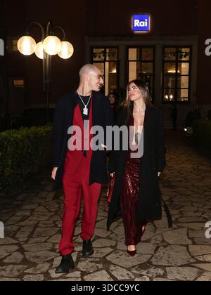 Rome, Italie. 20 décembre 2025. Rome, Achille Costacurta avec sa petite amie Rebecca quittant les studios Rai pour « danser avec les étoiles ». Crédit : Agence photo indépendante/Alamy Live News Banque D'Images