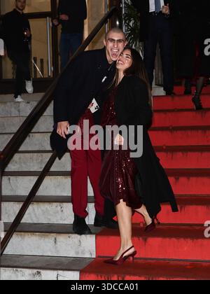 Rome, Italie. 20 décembre 2025. Rome, Achille Costacurta avec sa petite amie Rebecca quittant les studios Rai pour « danser avec les étoiles ». Crédit : Agence photo indépendante/Alamy Live News Banque D'Images