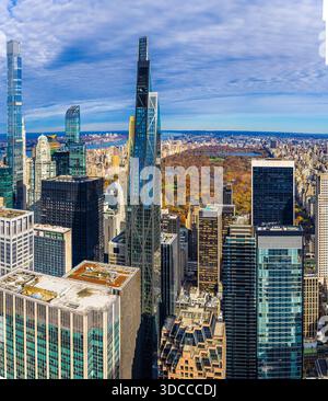 Gratte-ciel encadrent Central Park aux couleurs de pointe de l'automne, vu de Midtown Manhattan au-dessus de la ville ; idéal pour les annonces de voyage, le marketing immobilier, le tourisme, Banque D'Images