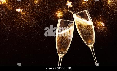 Deux flûtes à champagne élégantes se tapissant sur un fond doré étincelant avec des lumières fées festives. Concept Premium pour les fêtes de luxe, les vacances Banque D'Images