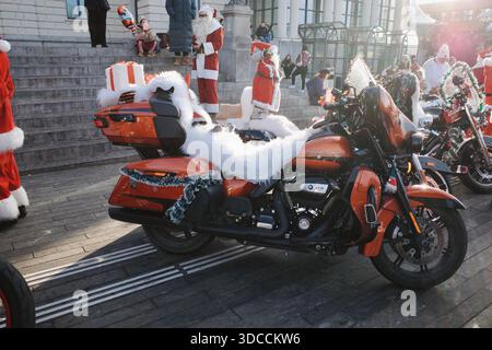 Zurich, Suisse. 20 novembre 2025. Santa Claus avec de grandes motos noires devant l'Opéra de Zurich. Banque D'Images
