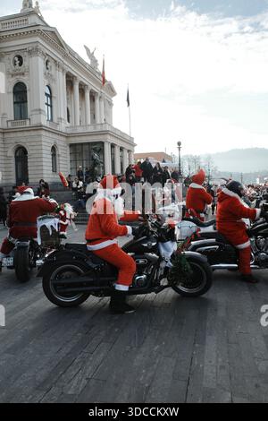 Zurich, Suisse. 20 novembre 2025. Santa Claus avec de grandes motos noires devant l'Opéra de Zurich. Banque D'Images