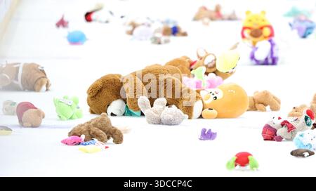 Newark, États-Unis. 21 décembre 2025. 21 décembre 2025 ; Newark, New Jersey ; 21 décembre 2025 ; Newark, New Jersey ; le lancer annuel d'ours en peluche a donné de bons résultats pour un don de l'Armée du Salut au Prudential Center. (Photo de Jess Stiles/Sipa USA) crédit : Sipa USA/Alamy Live News Banque D'Images