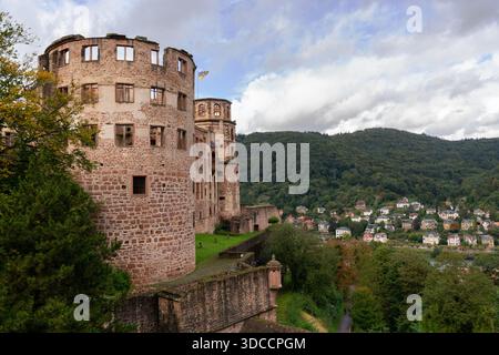 Tour historique du château sur Heidelberg Allemagne. Les ruines d'une vieille tour au château de Heidelberg Baden Wurtemberg, Allemagne. Banque D'Images