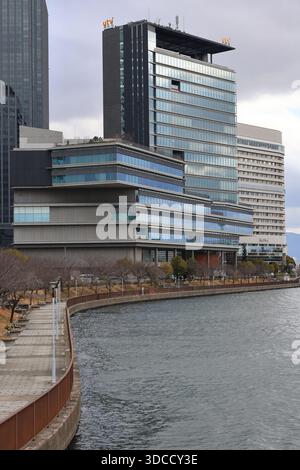 Le majestueux château d'Osaka domine l'étendue sereine du parc du château d'Osaka, invitant les visiteurs à explorer le riche patrimoine du Japon à Osaka, au Japon. Banque D'Images
