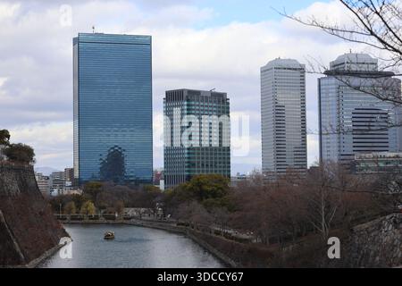 Le majestueux château d'Osaka domine l'étendue sereine du parc du château d'Osaka, invitant les visiteurs à explorer le riche patrimoine du Japon à Osaka, au Japon. Banque D'Images