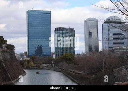 Le majestueux château d'Osaka domine l'étendue sereine du parc du château d'Osaka, invitant les visiteurs à explorer le riche patrimoine du Japon à Osaka, au Japon. Banque D'Images