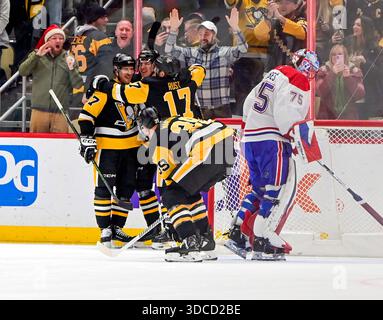 Pittsburgh, États-Unis. 21 décembre 2025. Sidney Crosby (87) célèbre son aide au but en première période contre les Canadiens de Montréal, en donnant au centre des Penguins de Pittsburgh Sidney Crosby (87) surpassant le record Mario Lemieux au PPG Paints Arena de Pittsburgh le dimanche 21 décembre 2025. L'aide donne au centre des Penguins de Pittsburgh Sidney Crosby (87) 1724 points. Photo par Archie Carpenter/UPI. Crédit : UPI/Alamy Live News Banque D'Images