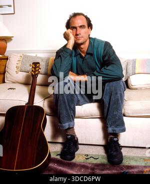 Chanteur-compositeur James Taylor à la maison avec sa guitare acoustique en 1979. Photographie de Bernard Gotfryd Banque D'Images