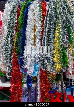 Décorations de décoration de Noël scintillantes longues cordes scintillantes colorées Banque D'Images