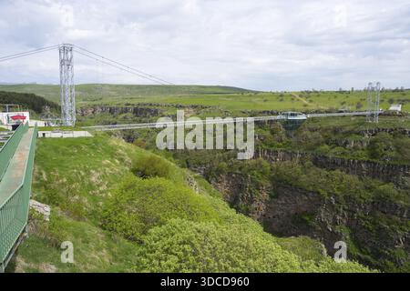 Paysage large avec pont moderne sur la gorge verte et rocheuse sous le ciel nuageux, Diamond Bridge, Diamond Glass Bridge, le plus long structu suspendu au monde Banque D'Images
