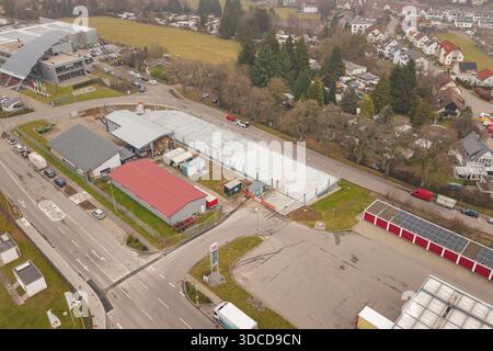 Environnement urbain vu d'en haut avec des parkings et des routes en hiver, construction de garage de stationnement avec infrastructure de recharge, Calw, Allemagne Banque D'Images