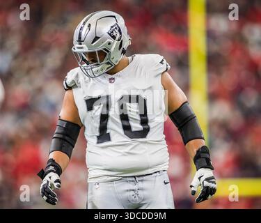 Houston, Texas, États-Unis. 21 décembre 2025. Les Las Vegas Raiders offensive Tackle Stone Forsythe (70) écoutent les appels offensifs lors du match NFL entre les Las Vegas Raiders et les Houston Texans à Houston, Texas. Houston a battu Las Vegas 23-21. Prentice C. James/CSM/Alamy Live News Banque D'Images