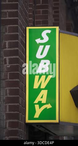 New York, NY - 8 décembre 2025 : affichage du logo vertical Subway dans le centre-ville de Manhattan. format d'image 9 :16 et orientation portrait. Banque D'Images