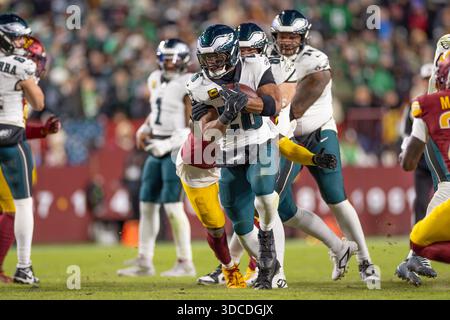 Landover, MD. USA ; Philadelphia Eagles Running Back Saquon Barkley (26 ans) court avec le ballon lors d'un match de la NFL contre les Washington Commanders le samedi 20 décembre 2025 au Northwest Stadium. Les Eagles ont battu les commandants 29-18. (Brian Villanueva/image du sport) Banque D'Images
