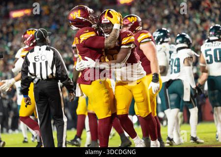 Landover, MD. États-Unis ; Washington Commanders Running Back Chris Rodriguez Jr. (36 ans) félicite Runback Jacory Croskey-Merritt (22 ans) après avoir marqué un touchdown au deuxième quart-temps lors d’un match de la NFL contre les Eagles de Philadelphie le samedi 20 décembre 2025 au Northwest Stadium. Les Eagles ont battu les commandants 29-18. (Brian Villanueva/image du sport) Banque D'Images