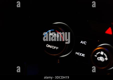 Gros plan du panneau de commande de climatisation intérieur de voiture moderne et des boutons de climatisation. Photo de haute qualité Banque D'Images