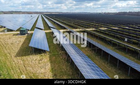 Vue aérienne des rangées de panneaux solaires d'une grande ferme solaire produisant de l'électricité renouvelable Banque D'Images
