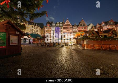 22 décembre 2025, Hesse, Francfort-sur-le-main : un agent de sécurité traverse la Römerberg le dernier jour du marché de Noël de Francfort. Photo : Andreas Arnold/dpa Banque D'Images