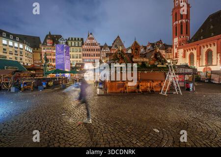 22 décembre 2025, Hesse, Francfort-sur-le-main : les showmen et les opérateurs de stands se préparent le matin pour le dernier jour du marché de Noël de Francfort. Photo : Andreas Arnold/dpa Banque D'Images