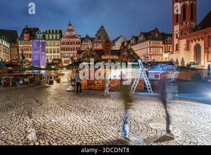 22 décembre 2025, Hesse, Francfort-sur-le-main : les showmen et les opérateurs de stands se préparent le matin pour le dernier jour du marché de Noël de Francfort. Photo : Andreas Arnold/dpa Banque D'Images