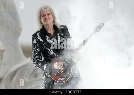 Photo datée du 04/06/22 du guitariste de Queen Sir Brian May jouant lors de la soirée platine de la BBC au Palace qui s'est déroulée devant Buckingham Palace, à Londres, le troisième jour des célébrations du jubilé de platine pour la Reine Elizabeth II Sir Brian jouera un morceau de Queen inédit que « personne n'a jamais entendu ». L’auteur-compositeur de 78 ans jouera Not for Sale (Polar Bear) pour la première fois lors d’une émission festive spéciale sur Planet Rock lundi. La chanson a été initialement enregistrée pendant les sessions de l'album phare de Queen's en 1974, Queen II, cependant, n'a pas fait le montage final avec Banque D'Images