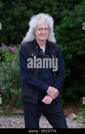 Photo du dossier datée du 15/08/24 du guitariste de Queen Sir Brian May qui jouera un morceau de Queen inédit que « personne n'a jamais entendu ». L’auteur-compositeur de 78 ans jouera Not for Sale (Polar Bear) pour la première fois lors d’une émission festive spéciale sur Planet Rock lundi. La chanson a été initialement enregistrée pendant les sessions de l'album phare de Queen's en 1974, Queen II, cependant, n'a pas fait le montage final avec sa version remasterisée qui figurerait dans la réédition de l'album en 2026. Date d'émission : lundi 22 décembre 2025. Banque D'Images