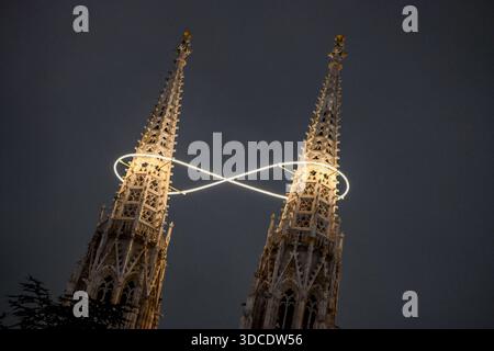 vienne, autriche, 19 décembre 2025, installation artistique Unendlichkeit des Lichtes , par l'artiste Billi Thanner *** wien, Österreich, 19. dezember 2025, kunstinstallation Unendlichkeit des Lichtes , von der Künstlerin Billi Thanner Copyright : xx Banque D'Images