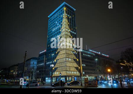 vienne, autriche, 19 décembre 2025, illumination de noël dans le bâtiment de grande hauteur ringturm *** wien, österreich, 19. décembre 2025, weihnachtliche beleuchtung am hochhaus ringturm Copyright : xx Banque D'Images