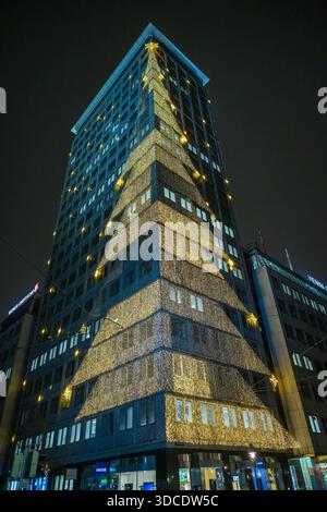 vienne, autriche, 19 décembre 2025, illumination de noël dans le bâtiment de grande hauteur ringturm *** wien, österreich, 19. décembre 2025, weihnachtliche beleuchtung am hochhaus ringturm Copyright : xx Banque D'Images