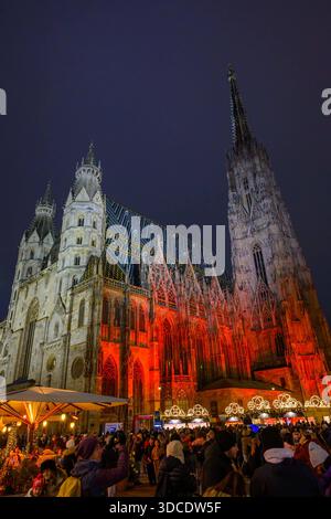 vienne, autriche, 19 décembre 2025, illumination de noël aat la cathédrale stephansdom, st stephens, tour, *** wien, österreich, 19. décembre 2025, weihnachtsbeleuchtung im stephansdom, st. stephans, turm, Copyright : xx Banque D'Images
