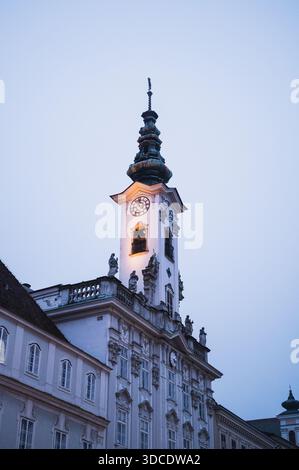 Der traditionelle Adventmarkt am Stadtplatz in der Eisenstadt Steyr in der Vorweihnachtszeit am 20.12.2025. // le traditionnel marché de l'Avent sur la place de la ville de Steyr, la ville de fer, pendant la période précédant Noël le 20 décembre 2025. - 20251220 PD14284 crédit : APA-PictureDesk/Alamy Live News Banque D'Images