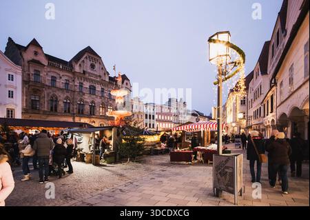 Der traditionelle Adventmarkt am Stadtplatz in der Eisenstadt Steyr in der Vorweihnachtszeit am 20.12.2025. // le traditionnel marché de l'Avent sur la place de la ville de Steyr, la ville de fer, pendant la période précédant Noël le 20 décembre 2025. - 20251220 PD14252 crédit : APA-PictureDesk/Alamy Live News Banque D'Images