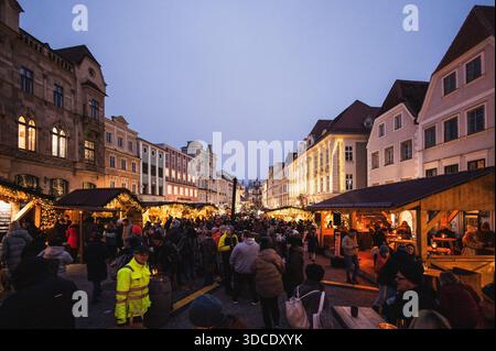 Der traditionelle Adventmarkt am Stadtplatz in der Eisenstadt Steyr in der Vorweihnachtszeit am 20.12.2025. // le traditionnel marché de l'Avent sur la place de la ville de Steyr, la ville de fer, pendant la période précédant Noël le 20 décembre 2025. - 20251220 PD14263 crédit : APA-PictureDesk/Alamy Live News Banque D'Images