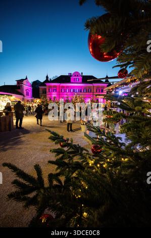 Hellbrunner Adventzauber - Der traditionelle Adventmarkt vor der Kulisse des Hellbrunner Schloss AM 19.12.2025. // magie de l'Avent de Hellbrunn - le traditionnel marché de l'Avent devant le palais de Hellbrunn le 19 décembre 2025. - 20251219 PD12658 Banque D'Images
