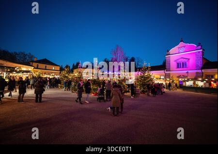 Hellbrunner Adventzauber - Der traditionelle Adventmarkt vor der Kulisse des Hellbrunner Schloss AM 19.12.2025. // magie de l'Avent de Hellbrunn - le traditionnel marché de l'Avent devant le palais de Hellbrunn le 19 décembre 2025. - 20251219 PD12662 Banque D'Images