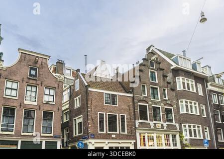 Vue des bâtiments historiques avec leurs façades distinctives, briques complexes et les charmants détails architecturaux, Amsterdam, Hollande du Nord, Banque D'Images