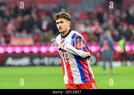 GER, Bayern, Muenchen, Fussball, FC Bayern Muenchen - 1. FSV Mainz 05, in der Allianz Arena, Muenchen, Bundesliga, 14. Spieltag, 14.12.25, v.l. Tom Bischof (FC Bayern Muenchen, 20), im Portrait, Einzelbild, Freisteller la réglementation DFL/DFB interdit toute utilisation de photographies comme séquences d’images et ou quasi-vidéo, Banque D'Images