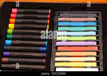 Ensemble d'art professionnel comprenant des pastels à l'huile et secs de différentes couleurs, soigneusement disposés dans un plateau. Gros plan des matériaux pour le dessin, la créativité, le design Banque D'Images