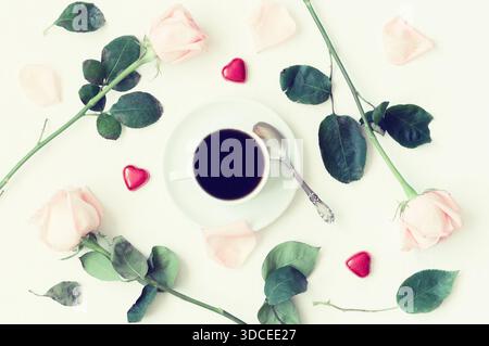 Fond de Saint-Valentin, concept de petit déjeuner romantique, plat - tasse de café, roses pêche et bonbons en forme de coeur, amour fond romantique, ret Banque D'Images