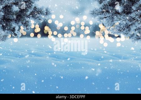 Scène magique de Noël : fond hivernal étincelant avec des neiges fraîches et des branches de pin givrées, illuminé par une corde dorée chaude et floue Banque D'Images