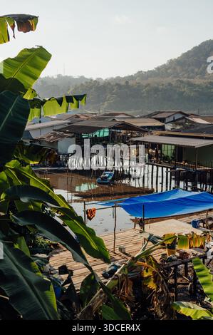 Feuilles de banane encadrant Ban Ao Yai stilt Village à Low Tide, Koh Kood Banque D'Images