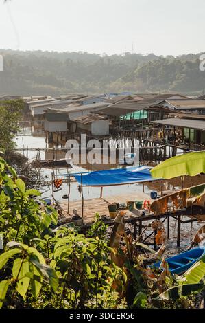 Ban Ao Yai Stilt House Village à Low Tide, Koh Kood, Thaïlande Banque D'Images